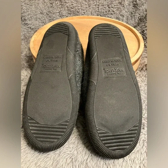 Muk Luks Grey Slippers Size 8-9 - Picture 6 of 9